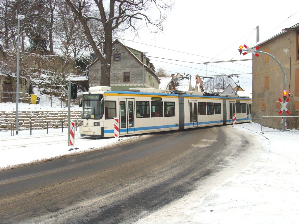 Niederflurbahn Richtung Stadtzentrum  hat gerade die Hst. Alte Burgauer Saaalebrcke verlassen, Jena 4. 1. 2010