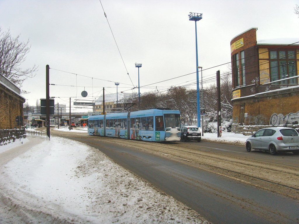 Niederflurbahn unterwegs beim Hauptbahnhof, Magdeburg 11. 1. 2010