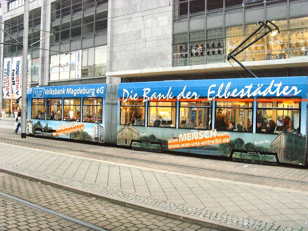 Niederflurwagen mit Volksbank-Werbung, Magdeburg trber November 2009