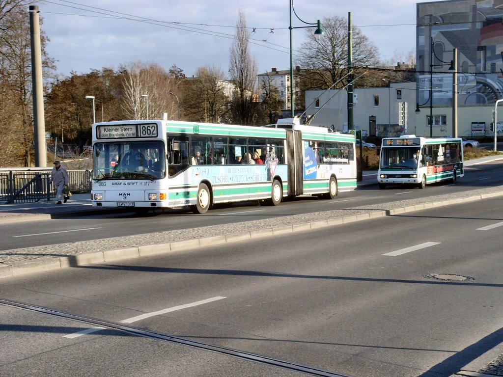 Obus und Bus verlassen die Hst. Hauptbahnhof, Eberswalde November 2009