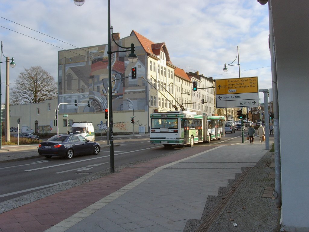 Obus Richtung Stadtmitte nach verlassen der Hst. Hauptbahnhof, Eberswalde November 2009