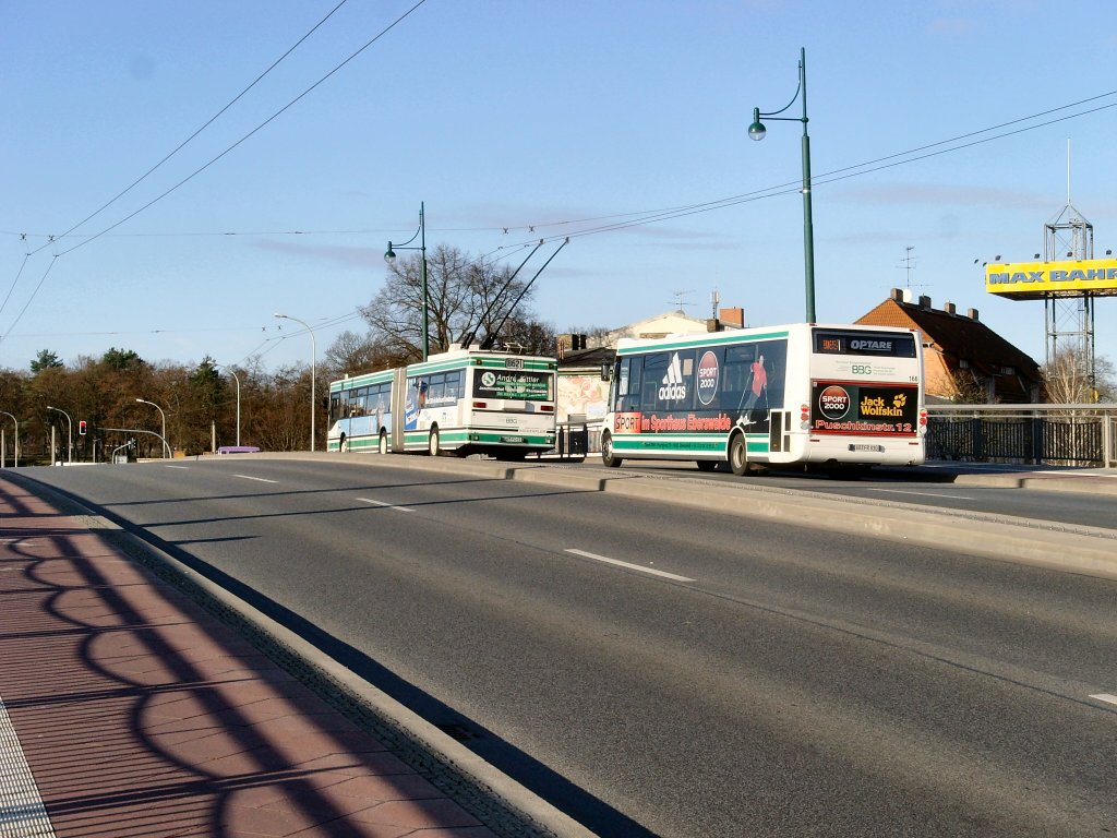 Obus und Stadtbus bei der fahrt ber die Eisenbahnbrcke, Eberswalde November 2009