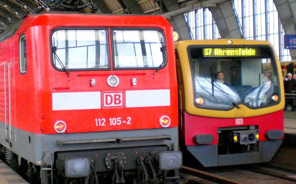 S-Bahn BR 481 und E-Lok vor RE im Bhf Alexanderplatz, Berlin 21.3.2010