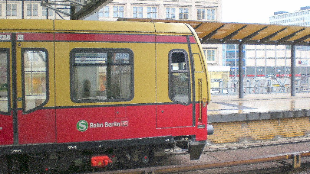 S-Bahn BR 481 im Regen am Alexanderplatz, Berlin

	
Beschreibung:
EXIF-Daten: CASIO COMPUTER CO.,LTD. EX-Z75 , Aufnahmezeit: 2010:03:21 15:24:00, Belichtungsdauer: 0.013 s (1/80) (1/80), Blende: f/3.1, ISO: 100, Brennweite: 6.30 (630/100)
