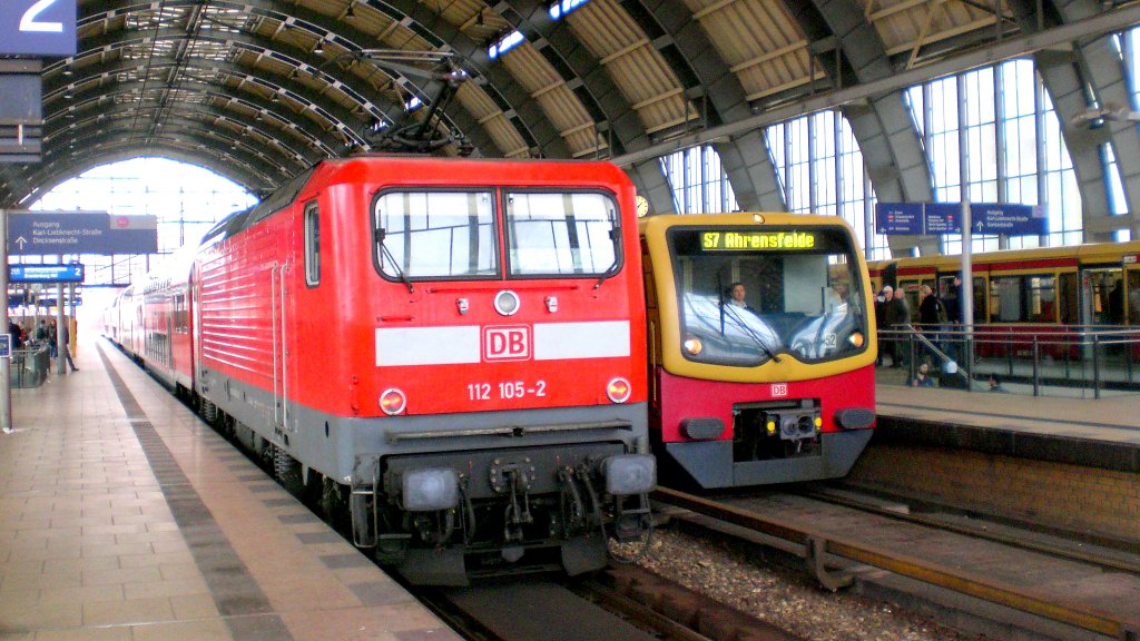 S-Bahn und Fernbahn (RE) im Bhf Alexanderplatz, Berlin 21.3.2010