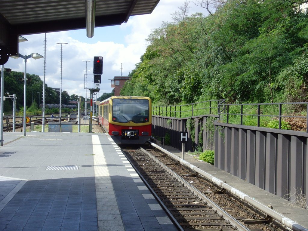 S-Bahn verlsst den Bhf Hermannstrasse, 6.9.2010