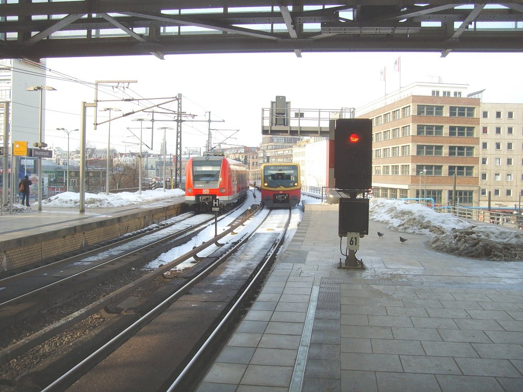 S-Bahnersatzverkehr und S-Bahnzug beim Bhf Alexanderplatz, Berlin 5.2.2010