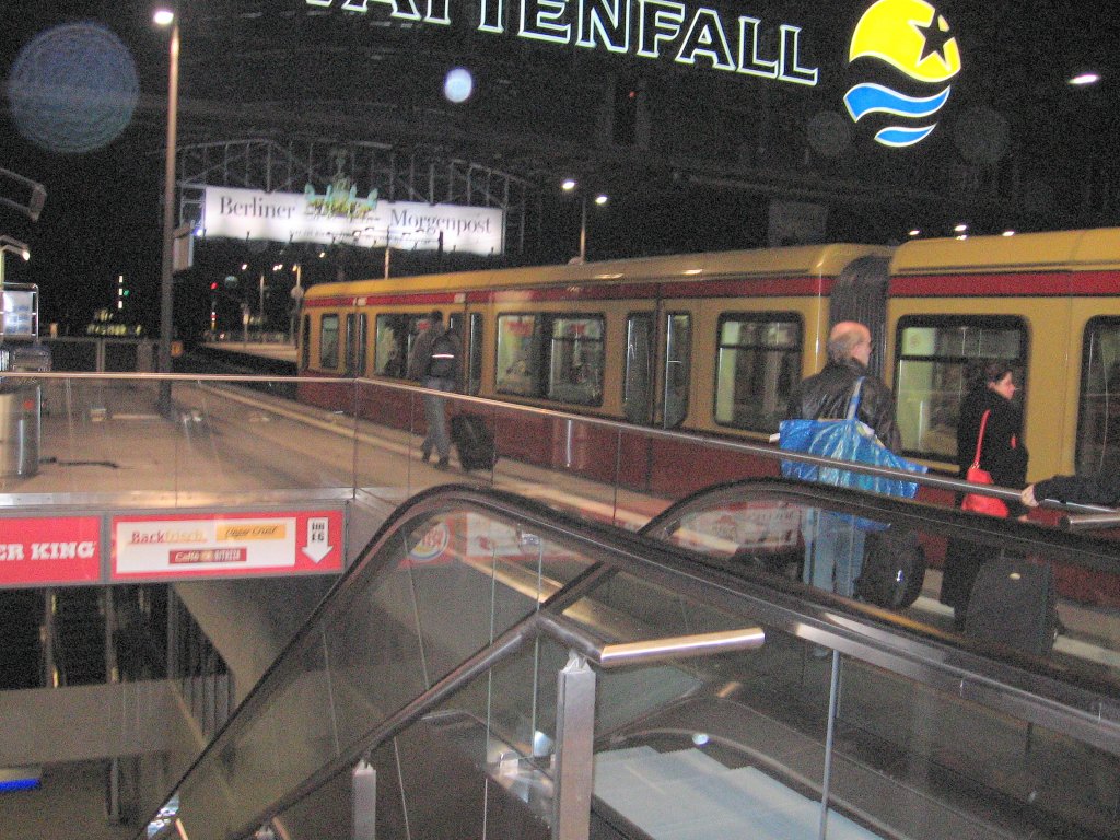S-bahnzug im Hauptbahnhof Berlin, 2.12.2006