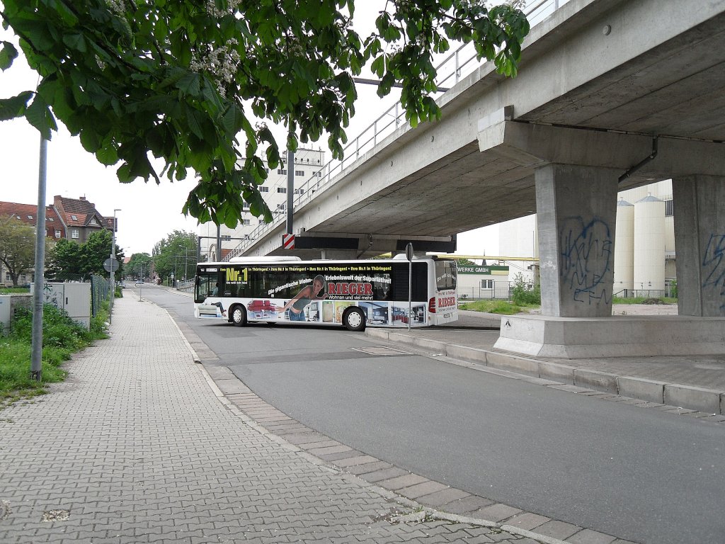 Stadtbus der Linie 9 passiert die Nordbahnhofbrcke der Strassenbahn, Erfurt Mai 2010