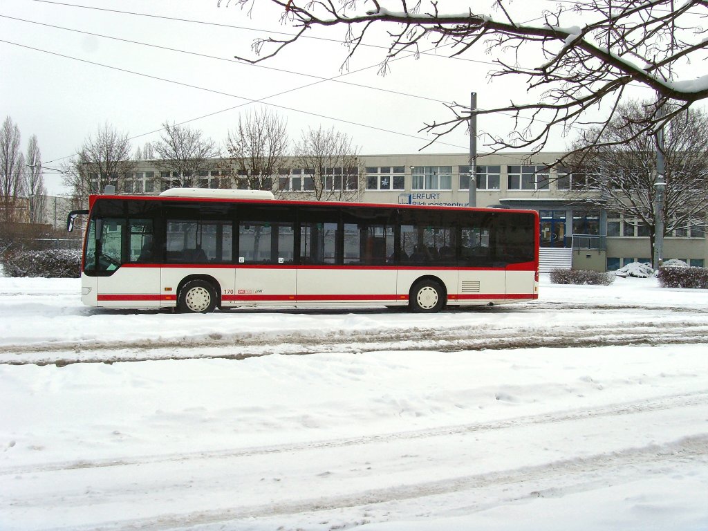 Stadtbus wartet in der Hst. Grubenstrasse auf die nchste Fahrt, Erfurt 2.1.2010