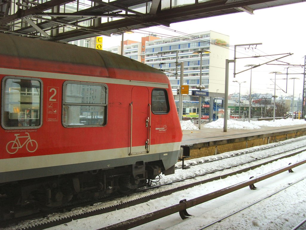 Steuerwagen des S-Bahn-Ersatzzuges im Bhf Berlin-Alexanderplatz am 13.1.2010