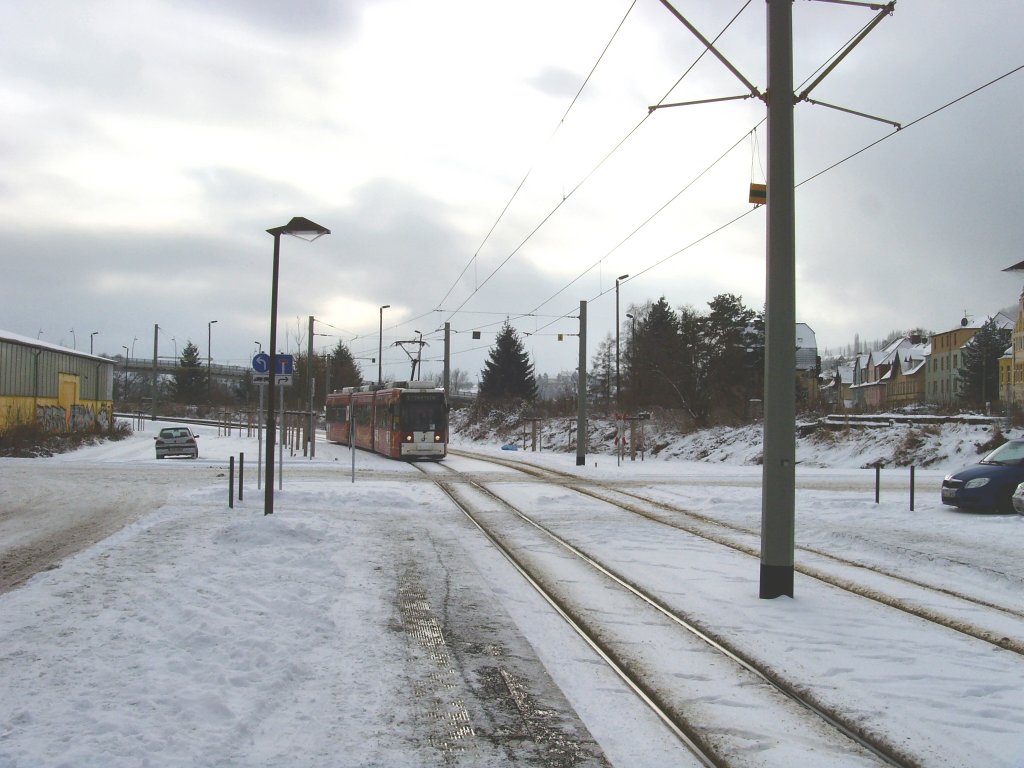 Strassenbahn von Lobeda-West auf der neubaustrecke fahrend erreicht gleich die Hst. Bhf Gschwitz, Jena 4.1.2010