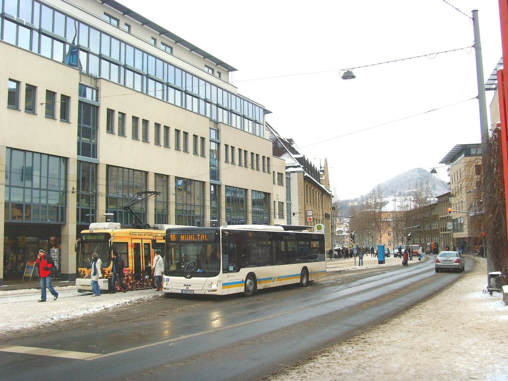 Strassenbahn und Stadtbus in der Innenstadt Jena, 4.1.2010