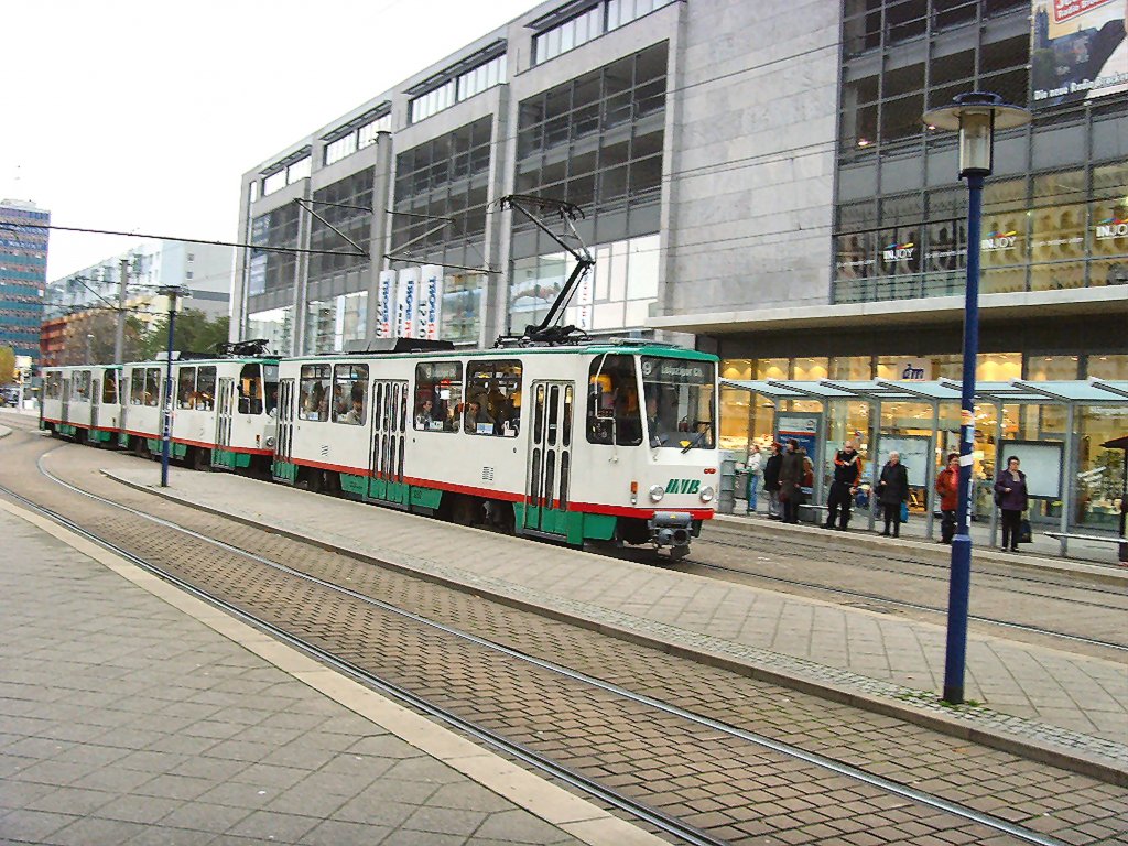 T6A-Zug auf der Linie 9 bei der Hst. Alter Markt, Magdeburg November 2009