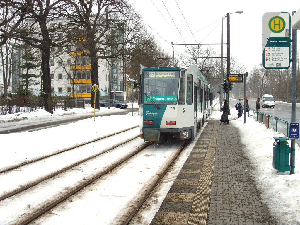 Tatra-Zug in der Abfahrtstelle Marie-Juchacz-Strasse, Potsdam 4. 2. 2010
