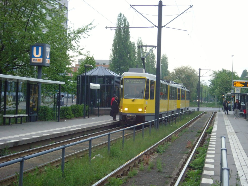 Tatra-Zug der Linie 50 an der Hst. U-Bhf Osloer Strasse, Berlin Mai 2010