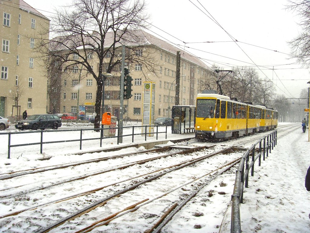 Tatra-Zug der Linie M13 Richtung Weiensee im Schneetreiben an der Hst. Ostseestrasse, Berlin 27.1.2010