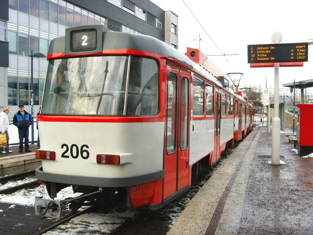 Tatra-Zug mit Beiwagen 206, Halle saale Hauptbahnhof 23.12.2009