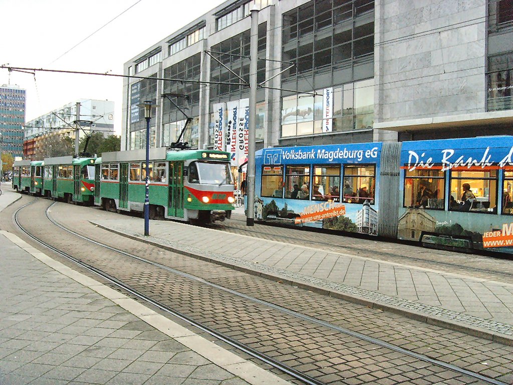 Tatra-Zug und Niederflurwagen bei der Hst. Alter Markt, Magdeburg trber November 2009
