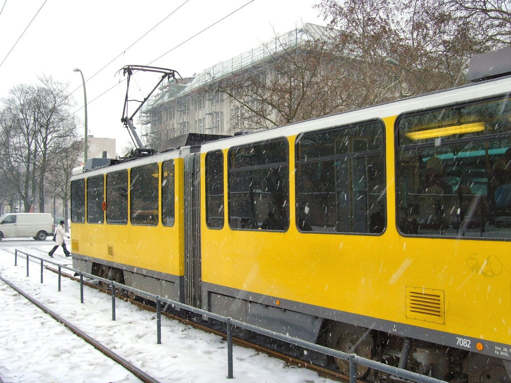 Tatra-Zug im Schneetreiben an der Hst. Osramhfe, Berlin 27.1.2010