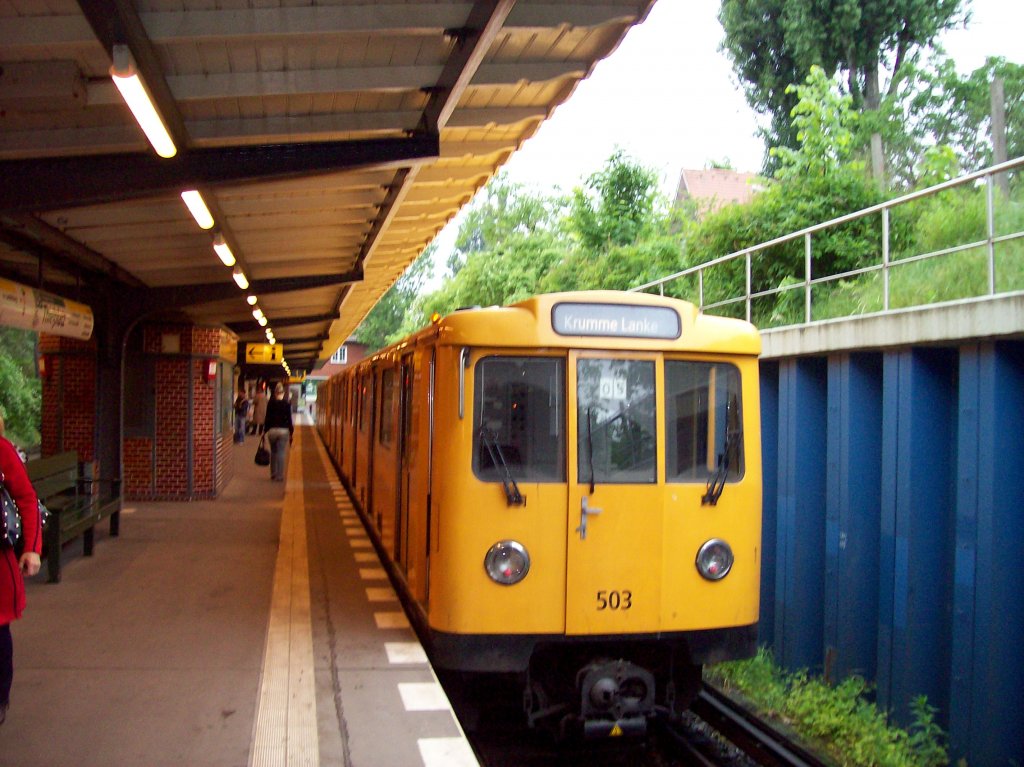 Thielplatz, Station U3, Bahnsteig mit ausfahrendem Zug (12.06.2010)