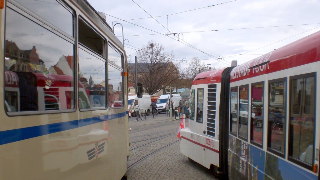 Touristenbus und T2 der EVAG am Domplatz (Einstieg), Erfurt 3.4.2010
