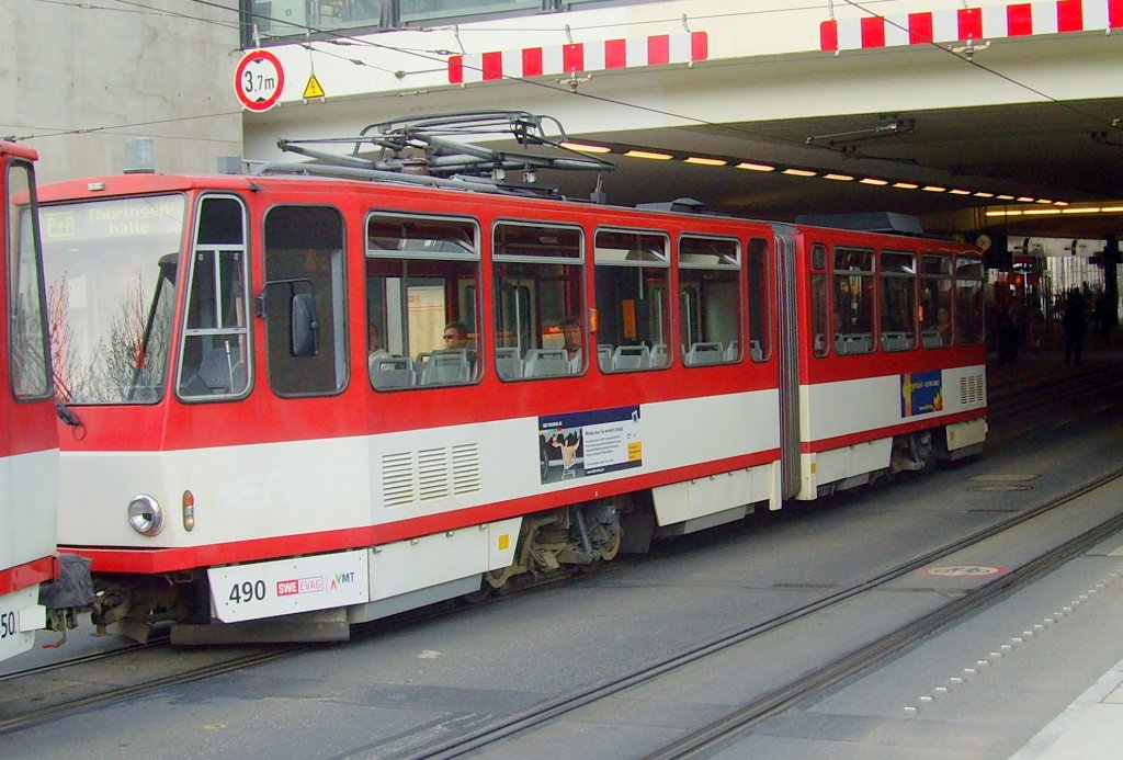 Tw 490 kommt aus dem Bahnhofstunnel, Berlin 2010