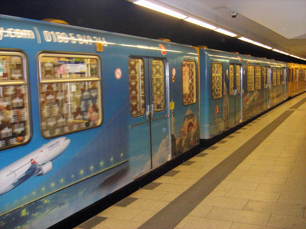 U-Bahnwagen mit Werbung auf der U8, Berlin 2010