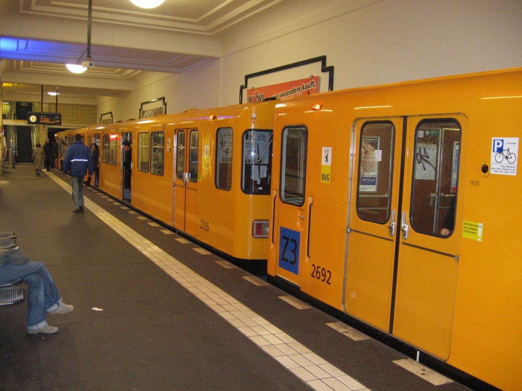 U-Bahnzug auf der U6 im Bhf Friedrichstrasse, Berlin 2006