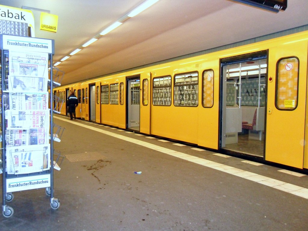 U-Bahnzug im Bahnof Alt-Tegel  U6 Berlin Mai 2010
