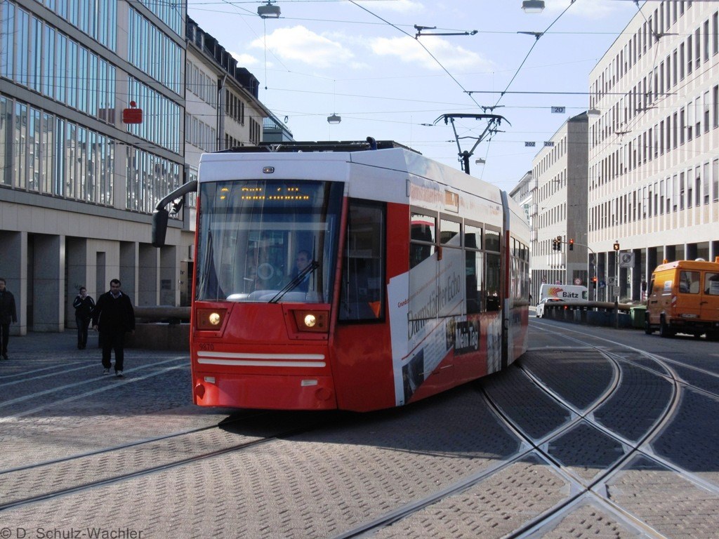 Wagen 9870 Typ ST13 als Linie 2 Richtung Bllenfalltor vor der Haltestelle Luisenplatz. Fotografiert am 04.03.2010