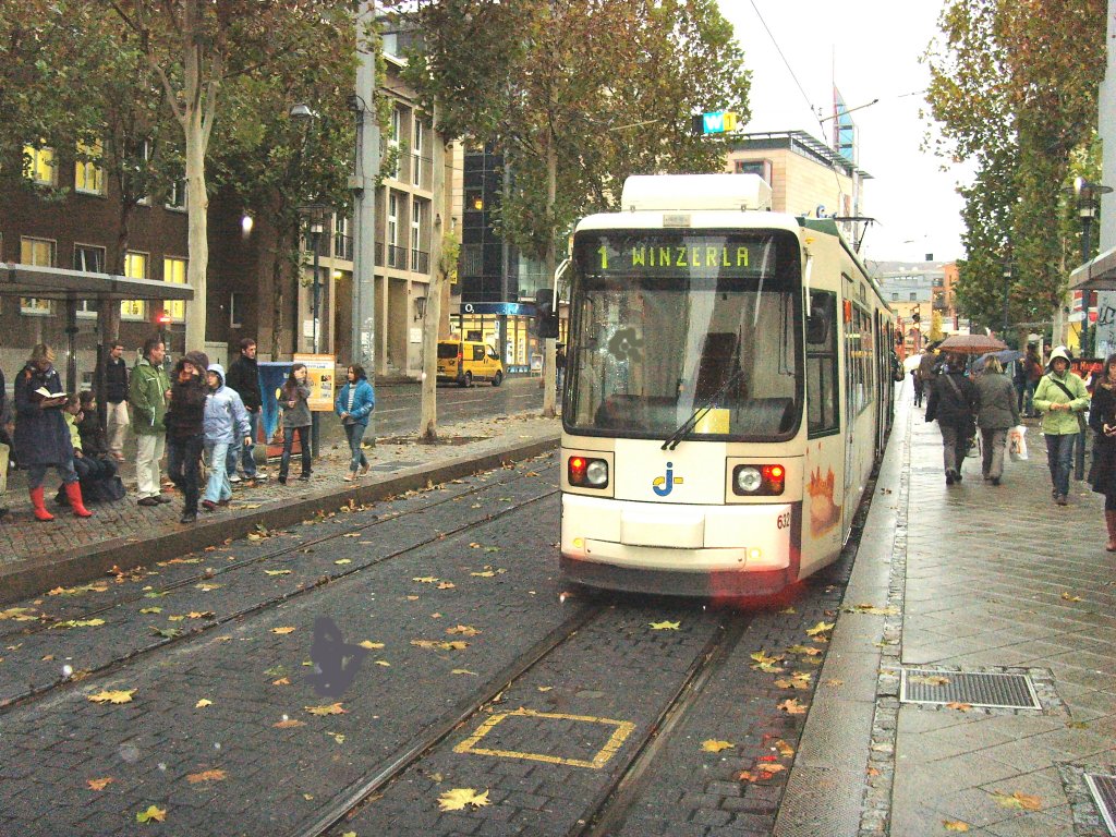 Zug der Linie 1 nach Winzerla in der Innenstadt, Jena November 2009