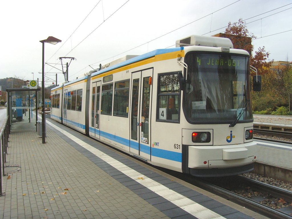 Zug der Linie 4 nach jena-Ost in Lobeda-West, Jena November 2009