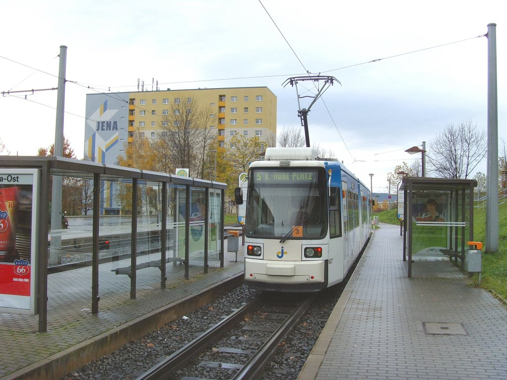 Zug der Linie 5 in lobeda-Ost, Jena November 2009