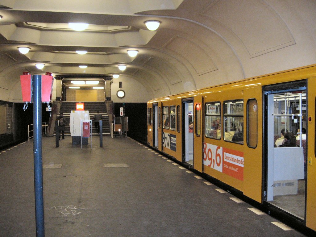 Zug der U 6 am U-Bhf Platz Luftbrckendenkmal, Berlin 2007