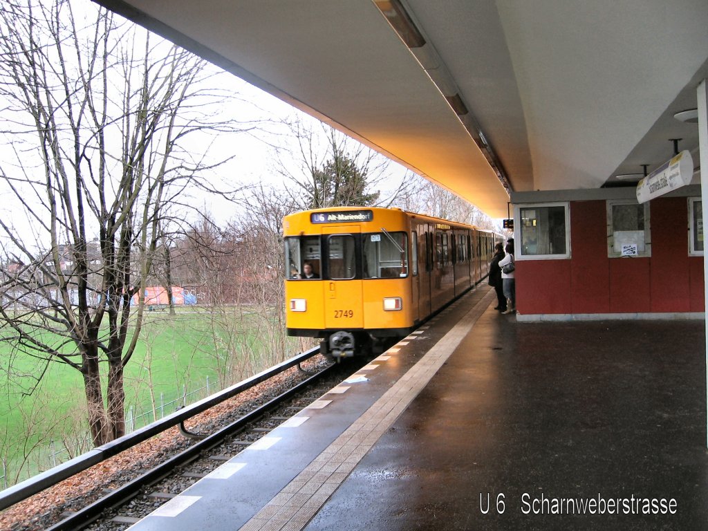 Zug der U 6 im U-Bhf Scharnweberstrasse, Berlin 2007