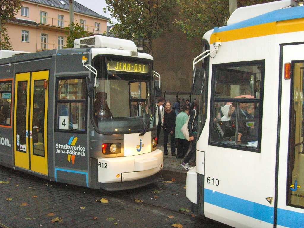 Zwei Niederflurbahnen im Stadtzentrum Jena, Oktober 2009