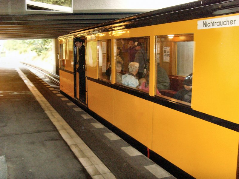 A2-Zug auf der U3 nach krumme Lanke, Berlin September 2009