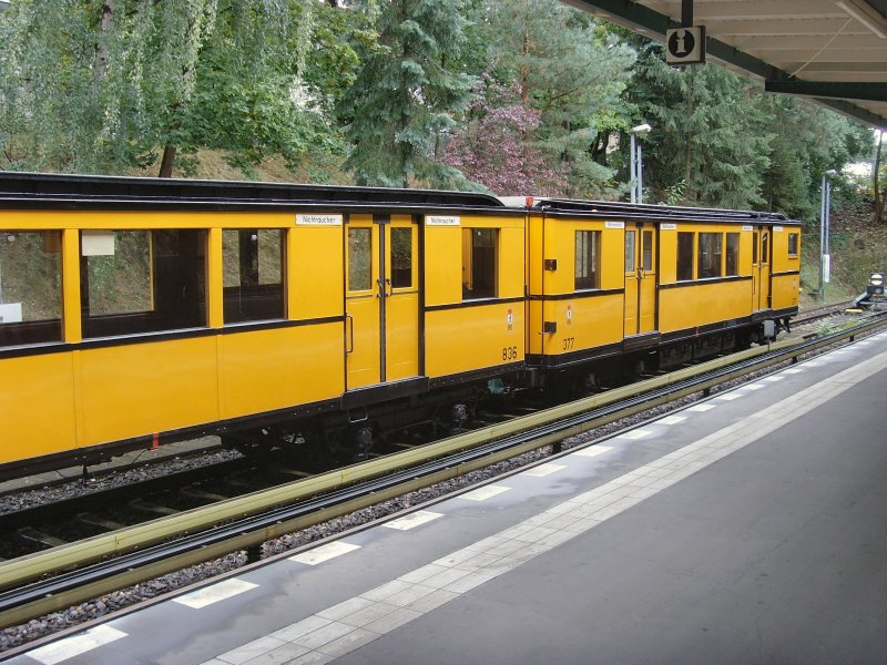 A2-Zug in Krumme Lanke - U3 Berlin 13.9.2009