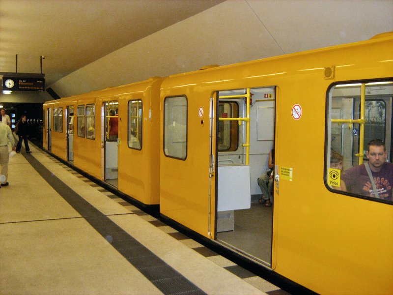 Abfahrbereiter U-Bahnzug im neuen U-Bhf Brandenburger Torm Berlin 10.8.2009