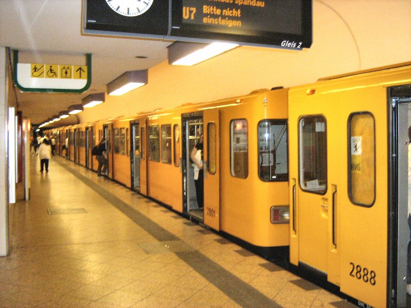 Altbau-U-Bahnzug im U-Bhf Fehrbelliner Platz, Mai 2009