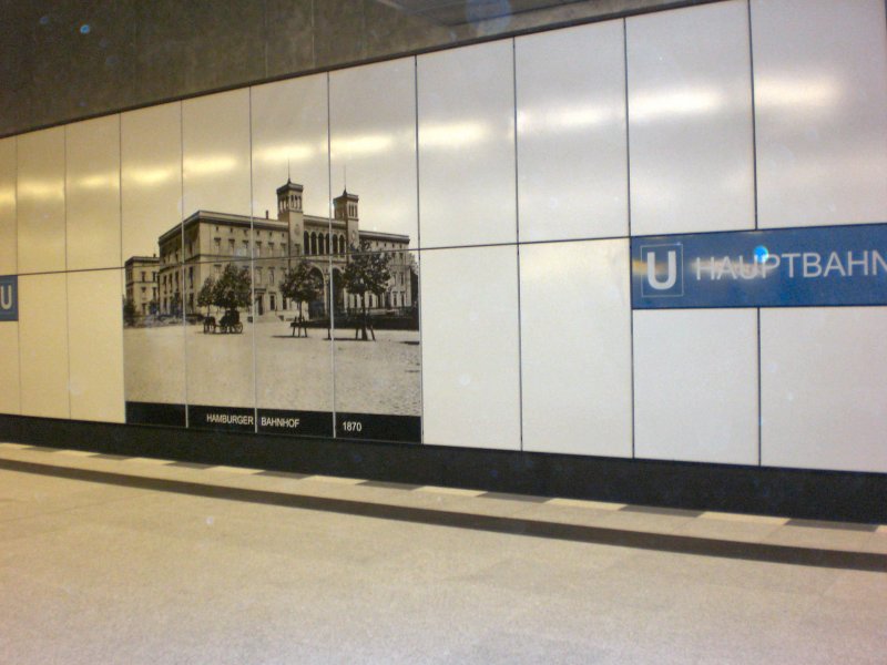 Alte Berliner Bahnhfe bilden den Wandschmuck im U-Bhf Hauptbahnhof, 8.8.2009