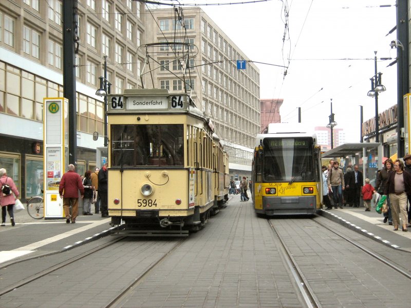 Alte und neue Strassenbahnen am Alexanderplatz, 2008