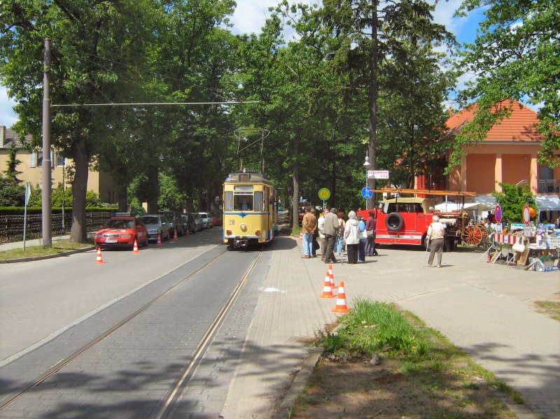 An der Haltestelle Fuerwehr Woltersdorf, rechts altes Feuerwehrauto - 23.5.2009 