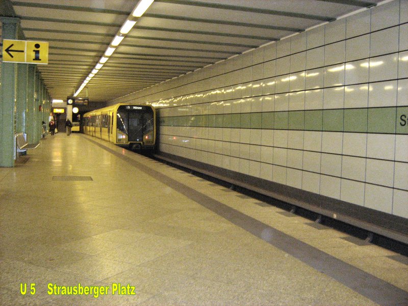 Ausfahrender Zug aus dem U-Bhf Strausberger Platz, Mrz 2009