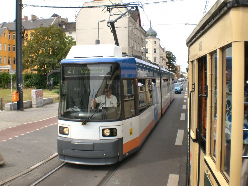Begegnung mit einer Niederflurbahn der Linie 27, Berlin-Schneweide am 9. August 2009