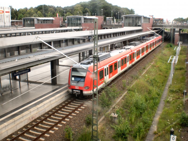 Blick auf den S-Bahnzug Gesundbrunnen - Hauptbahnhof - Sdkreuz im Bahnhof Gesundbrunnen, Berlin Juli 2009