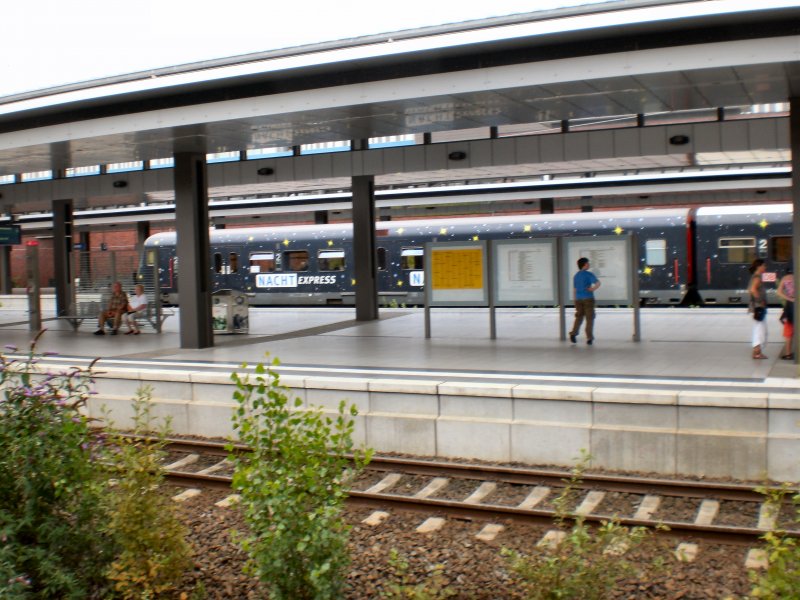 Blick zum S-Bahnersatzzug Gesundbrunnen-Henningsdorf im Bhf Gesundbrunnen, Juli 2009