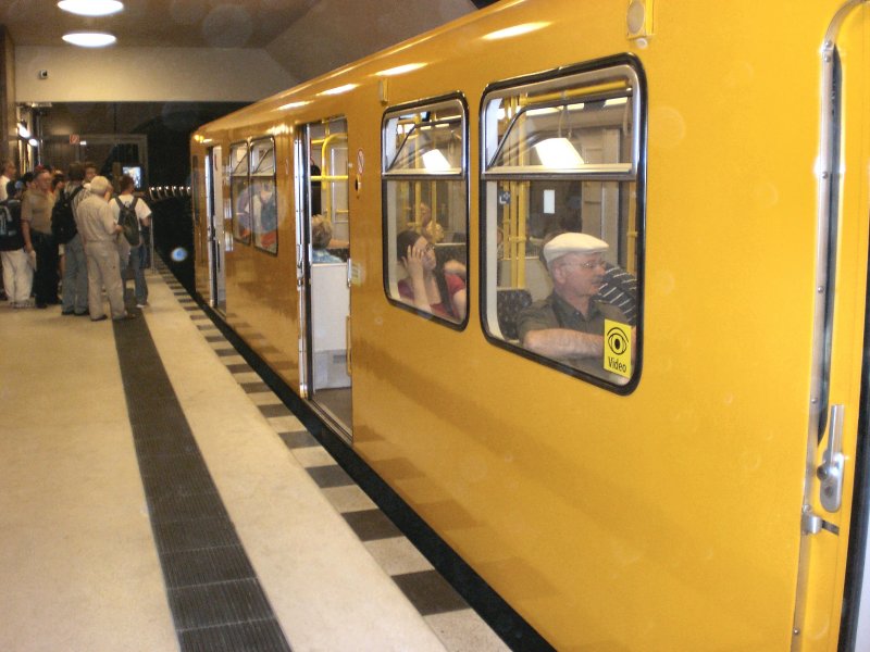 Blick zum Tunnel Richtung Bundestag, U-Bahnzug Typ F im Bhf Brandenburger Tor am 10. August 2009