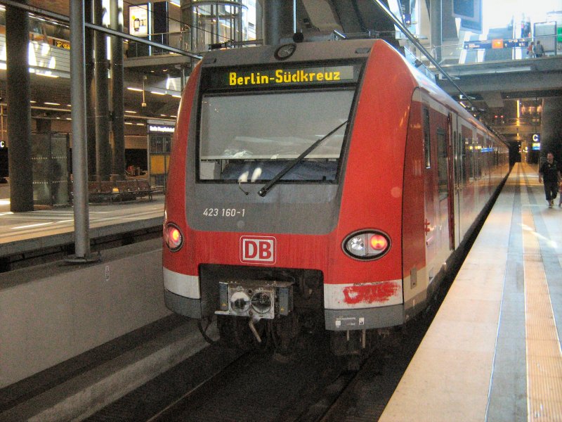 BR 423 im Hauptbahnhof Berlin (tief) auf ihrer Fahrt von Sdkreuz nach Gesundbrunnen, Berlin Juli 2009
